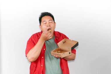 Aç Adam Endonezyalı Martabak 'ın tadını çıkartıyor.