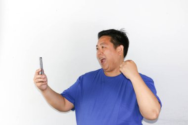 Asyalı iş adamı ayakta duruyor ve selfie çekiyor..