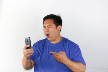 Beyaz arka planda duran 40 'lı yaşlardaki Asyalı yetişkin adam..