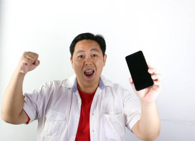 Mutlu Asyalı adam cep telefonuyla kutlama yapıyor.