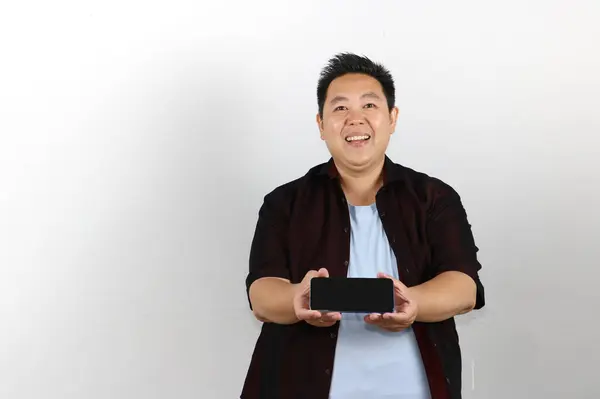 Neşeli bir ifadeyle cep telefonuna sarılmış bir adam