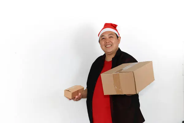 Noel Baba şapkalı mutlu teslimatçı.