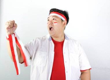 Kırmızı üniformalı mutlu Asyalı futbolcu