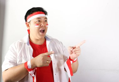 Stüdyodaki Asyalı futbol hayranının portresi.