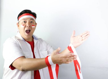 Kırmızı kravatlı ve kırmızı bandajlı Asyalı genç adam.