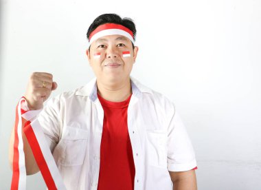 Kırmızı kurdeleli mutlu Asyalı adam portresi