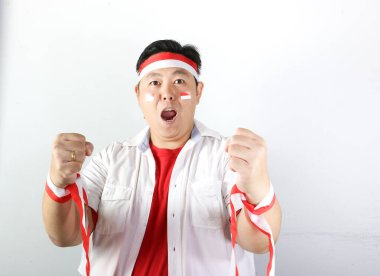 Kırmızı tişörtlü, beyaz tişörtlü, elinde kırmızı kurdele olan Asyalı genç bir adam. 