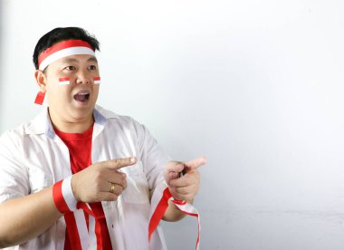 Asyalı genç adam bağımsızlık gününü kutluyor.