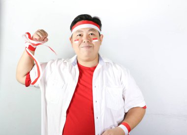 Endonepedence gününü kutlayan Endonezya 'nın kırmızı beyaz kurdelesini takan mutlu Asyalı adamın portresi