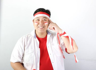 Endonezya 'nın bağımsızlık günü bayrağı taşıyan Asyalı adam