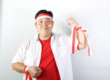 Beyaz arka planda kurdeleli kırmızı tişörtlü Asyalı adam.