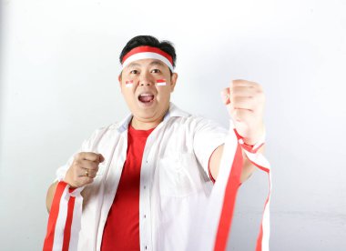 Mutlu Asyalı adam kırmızı beyaz kurdeleyle uygunsuz bir günü kutluyor.