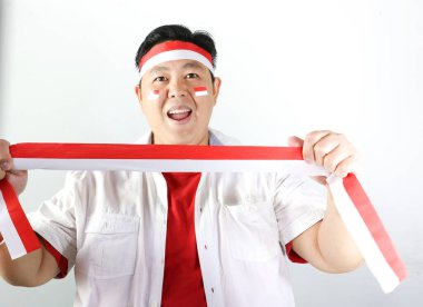 Endonezya 'nın bağımsızlık günü. Bayrak ve kırmızı kravatlı Endonezyalı adam