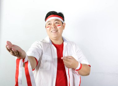 Endonezya 'nın uygunsuz gününü kutlayan Asyalı genç adamın portresi