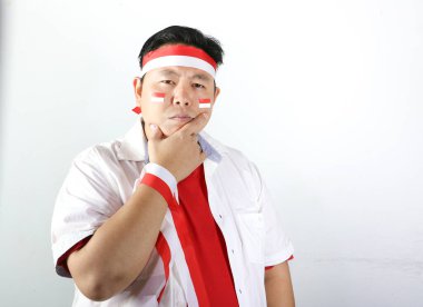 Beyaz tişörtlü ve kırmızı kravatlı genç bir Asyalı 'nın portresi.