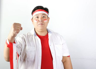 Kırmızı tişörtlü Asyalı son sınıf öğrencisinin portresi.