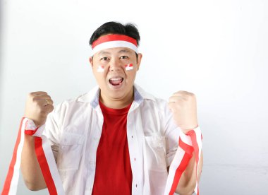 Beyaz arka planda göğsünde Tayland bayrağı ve kırmızı bayrak olan Asyalı bir adamın portresi..