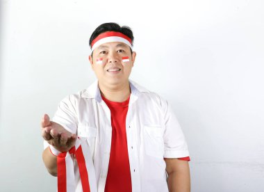 Bir eli açık Asyalı beyaz tişörtlü adam.