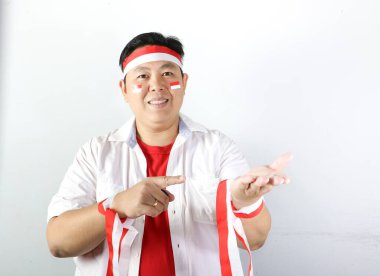 Endonezya bayrağı taşıyan mutlu Asyalı adamın portresi