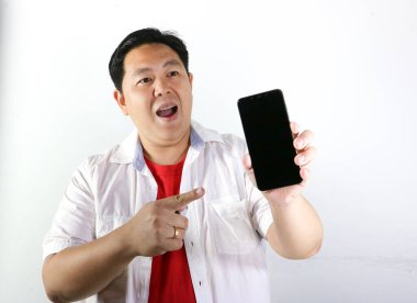 Akıllı telefonlu Asyalı adam..