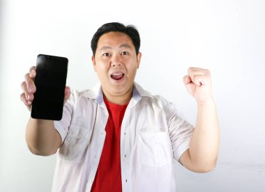 Beyaz arka planda duran orta yaşlı Asyalı adam..