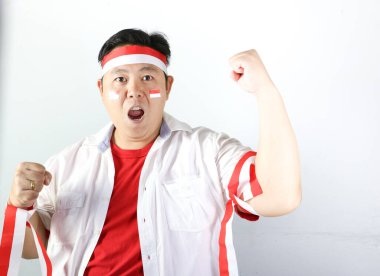 Kazanan jestli Asyalı genç adam.