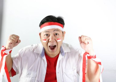 Asyalı adam başarıyı kırmızı bayrakla kutluyor.