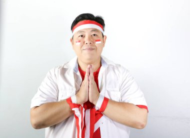 namaste pozu veren Asyalı adamın portresi