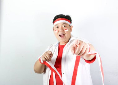 Beyaz bir arkaplan ile kazanmayı kutlayan adam.