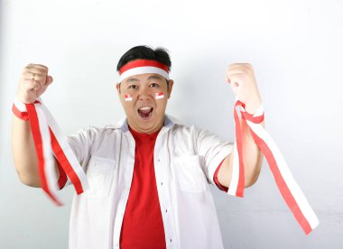 Asyalı adam bağımsızlık gününü kutluyor.