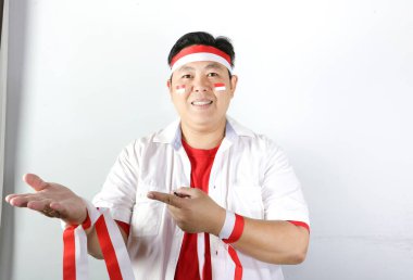 Beyaz gömlekli ve maskeli Asyalı kıdemli erkek doktor.