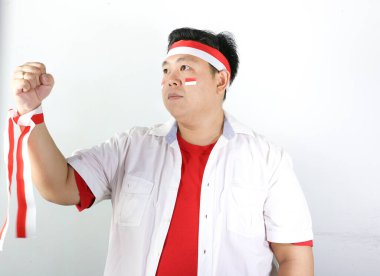 Genç erkek futbol taraftarları beyaz arka planda gol kutluyor