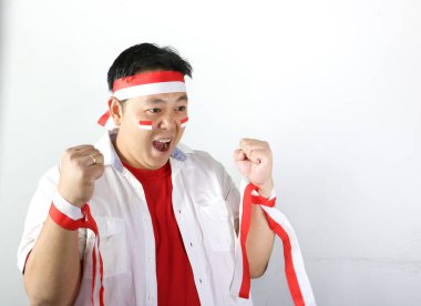 Yetişkin adam zaferi kutluyor.