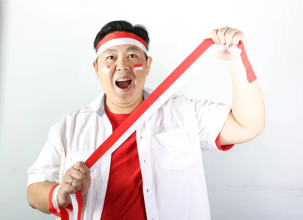 Mutlu Asyalı adam Endonezya 'nın bağımsızlık gününü kutluyor