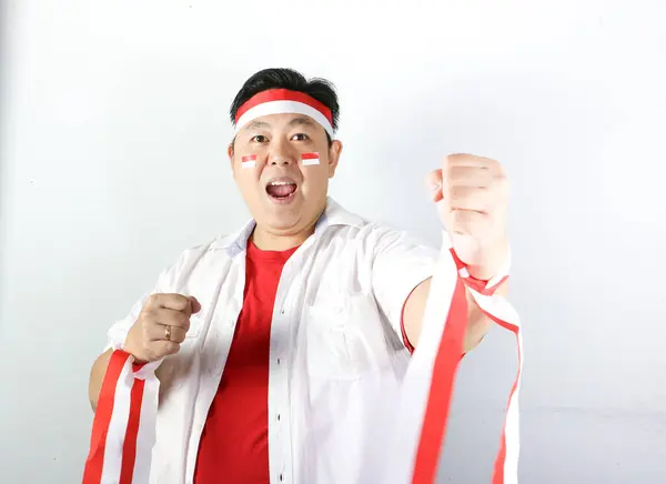 Mutlu Asyalı adam kırmızı beyaz kurdeleyle uygunsuz bir günü kutluyor.