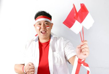 Endonezya bayrağı taşıyan Asyalı adam.