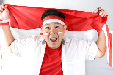 Beyaz arka planda Endonezya bayrağı olan Endonezyalı adam