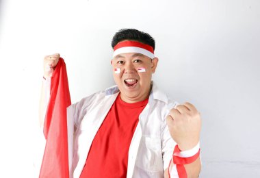 Beyaz arka planda kırmızı bayraklı Asyalı adam