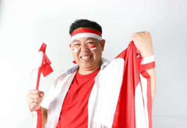 Endonezya bayrağı taşıyan mutlu Asyalı adam