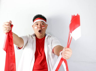 Beyaz tişörtlü Asyalı adam ve beyaz bayraklı kırmızı gömlek..