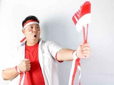 Bayrağı olan mutlu Endonezyalı adam