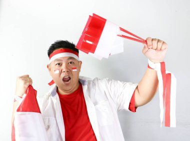 Endonezya bayrağı taşıyan Asyalı adam