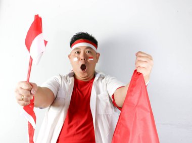 Asyalı genç adam beyaz arka planda bayrak sallayarak kutluyor
