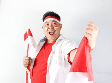 Beyaz arka planda Endonezya bayrağı olan Asyalı bir adamın portresi