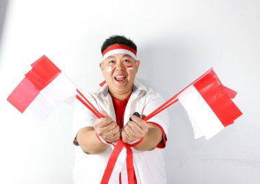 Endonezya bayrağı taşıyan genç adam ve Endonezya 'nın bağımsızlık gününü kutluyor