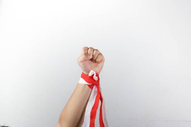 El ele tutuşan kırmızı kurdele beyaz arkaplan