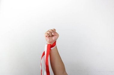 Adamın eli kırmızı kurdele tutuyor.