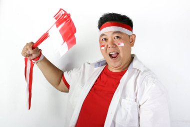 Beyaz arka planda Endonezya bayrağı olan Asyalı adam