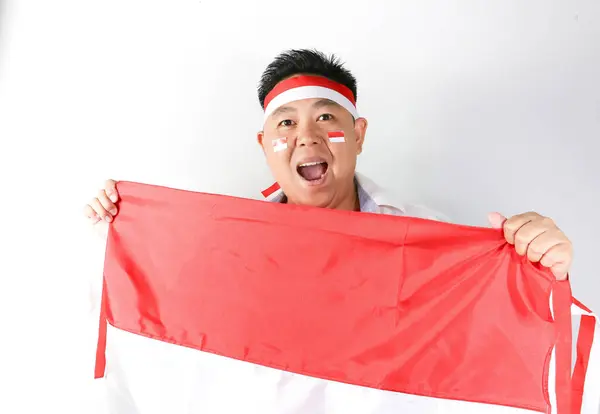 Yüzünde ulusal bayrak olan Asyalı futbolcu.