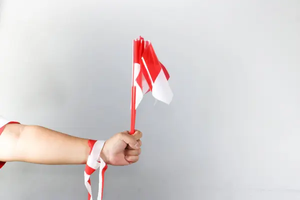 Endonezya Cumhuriyeti 'nin kırmızı bayrağını tutan el. bağımsızlık günü.